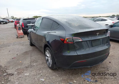 2024 Tesla Model Y Long Range Dual Motor All-Wheel Drive z USA, uszkodzony, nr VIN 7SAYGDEE9RA275956